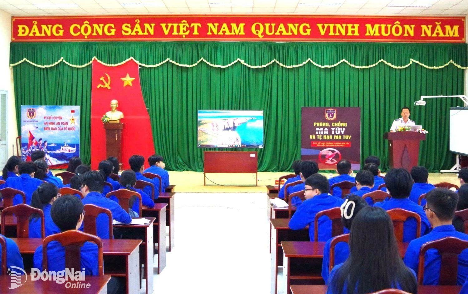 Cán bộ Đoàn Trinh sát số 2 thông tin tuyên truyền về phòng chống tác hại ma túy. Ảnh: ĐVCC