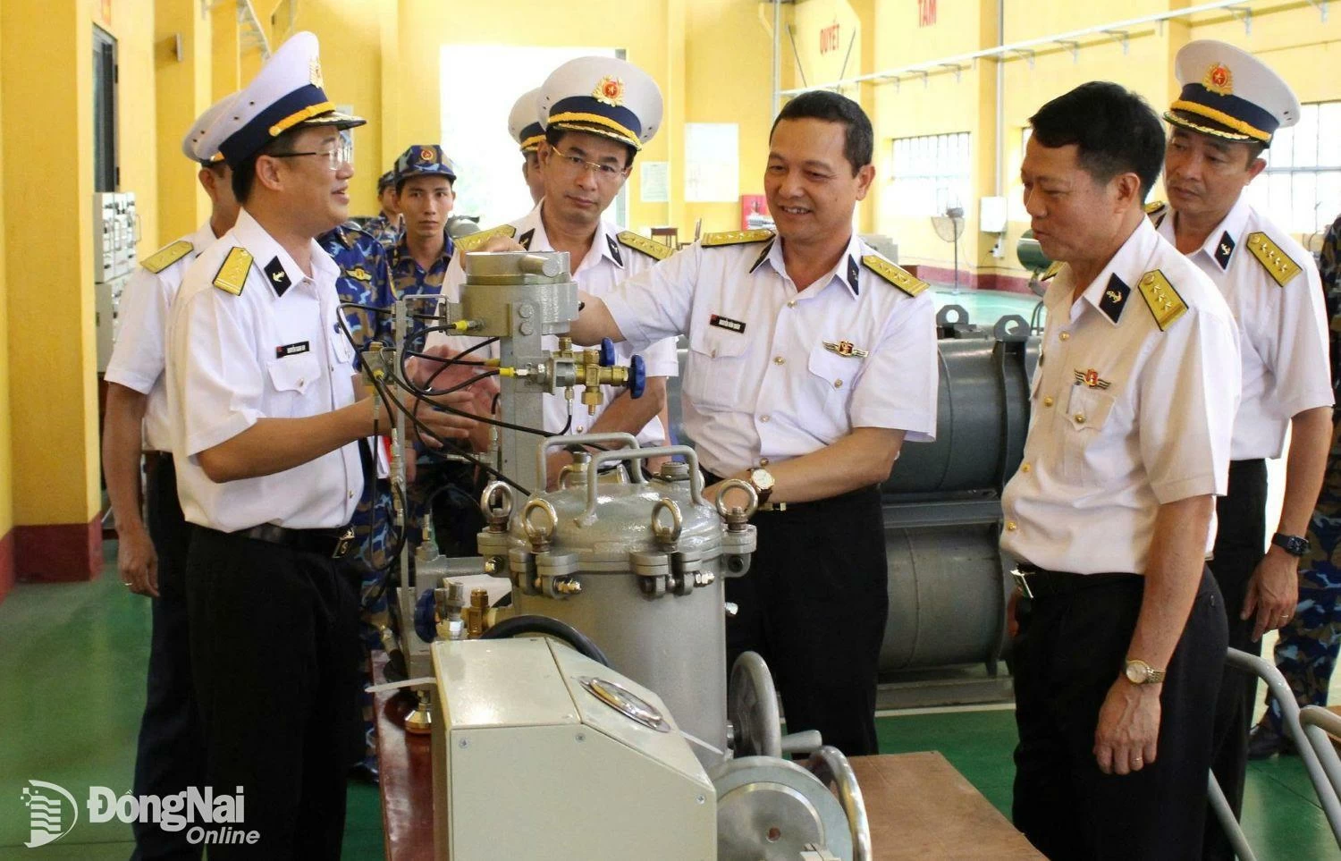 Đại tá Nguyễn Văn Quán (giữa) và đoàn công tác kiểm tra một số sản phẩm tại Trạm Ngư lôi 93. Ảnh: Sang Tiến