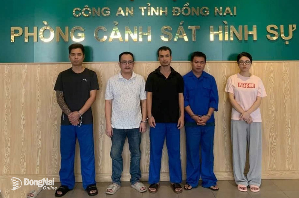 Các đối tượng tham gia đường dây lừa đảo bị công an bắt giữ. Ảnh: Công an tỉnh