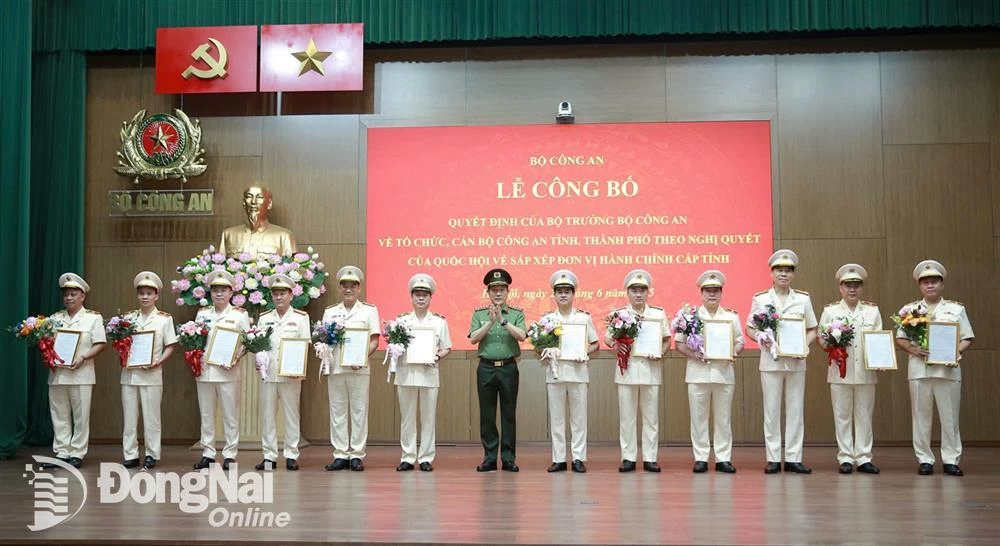 Đại tướng Lương Tam Quang, Bộ trưởng Bộ Công an trao quyết định cho giám đốc công an các tỉnh, thành mới. Trong ảnh: Thiếu tướng Nguyễn Đức Hải (thứ 6 từ phải qua). Ảnh: Bộ Công an