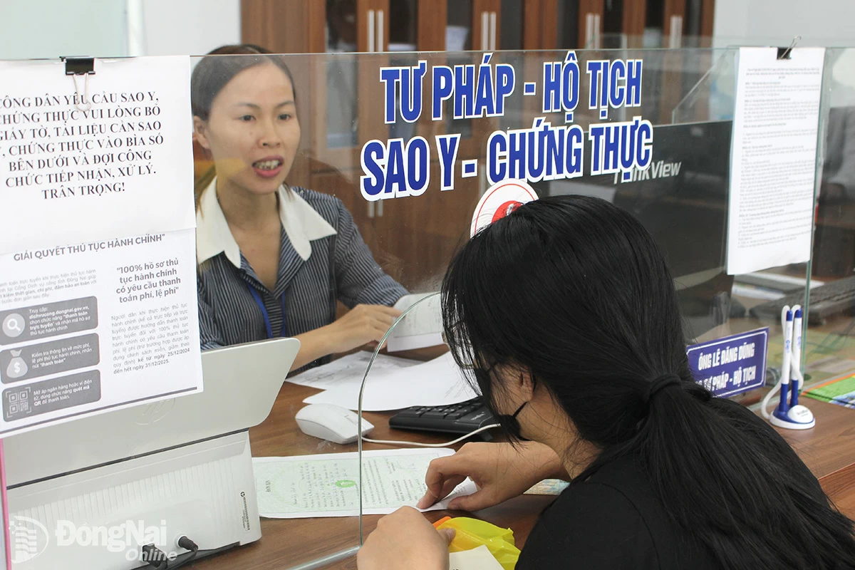 Cán bộ, công chức Trung tâm Phục vụ hành chính công phường Phước Tân, thành phố Biên Hòa, giải quyết thủ tục hành chính cho người dân. Ảnh tư liệu