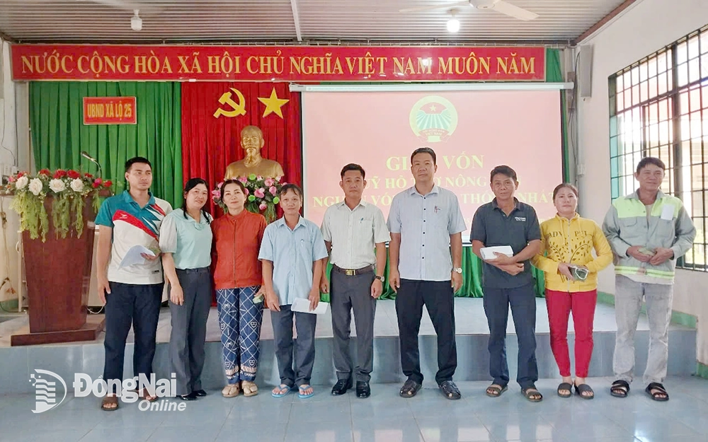 Hội Nông dân huyện trao vốn cho 5 hộI viên nông dân tại xã Lộ 25. Ảnh: Nhật Quang