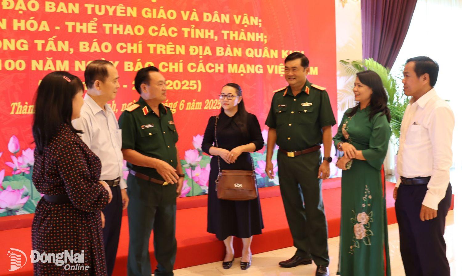 Thủ trưởng Quân khu 7 trao đổi, trò chuyện với các cơ quan thông tấn báo chí. Ảnh: Nguyệt Hà