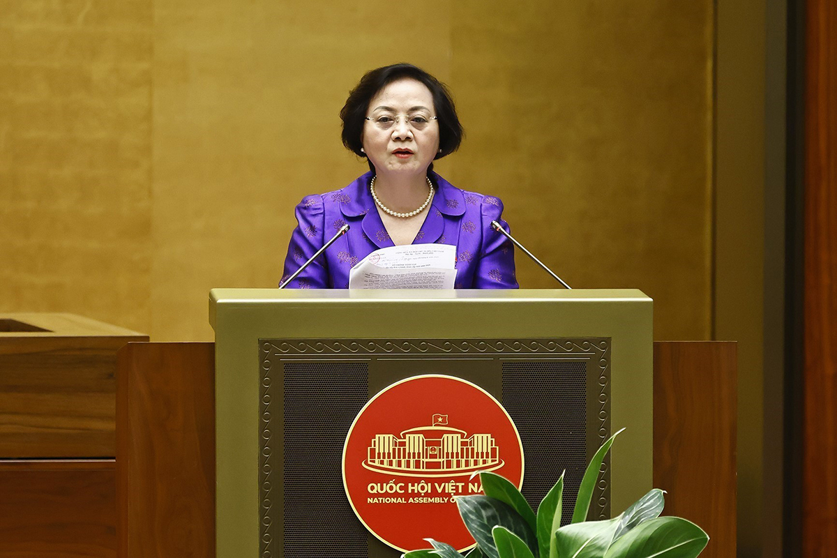 Bộ trưởng Bộ Nội vụ Phạm Thị Thanh Trà trình bày Tờ trình về việc sắp xếp đơn vị hành chính cấp tỉnh năm 2025.
