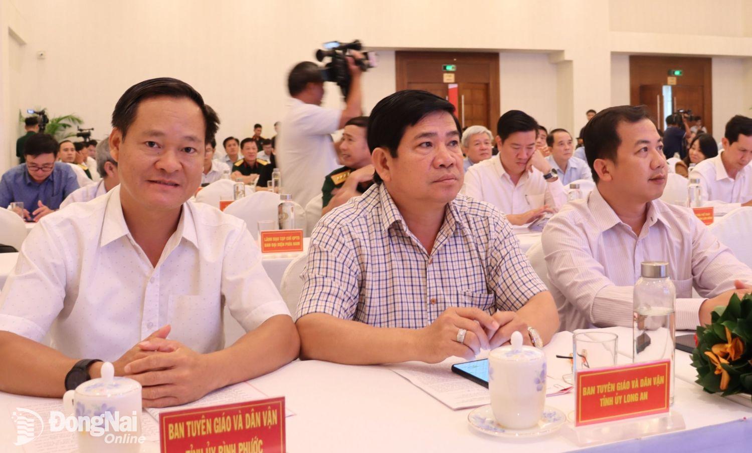 Phó trưởng ban Tuyên giáo và dân vận Tỉnh ủy Lại Thế Thông (bìa phải) và đại biểu dự buổi gặp mặt. Ảnh: Nguyệt Hà