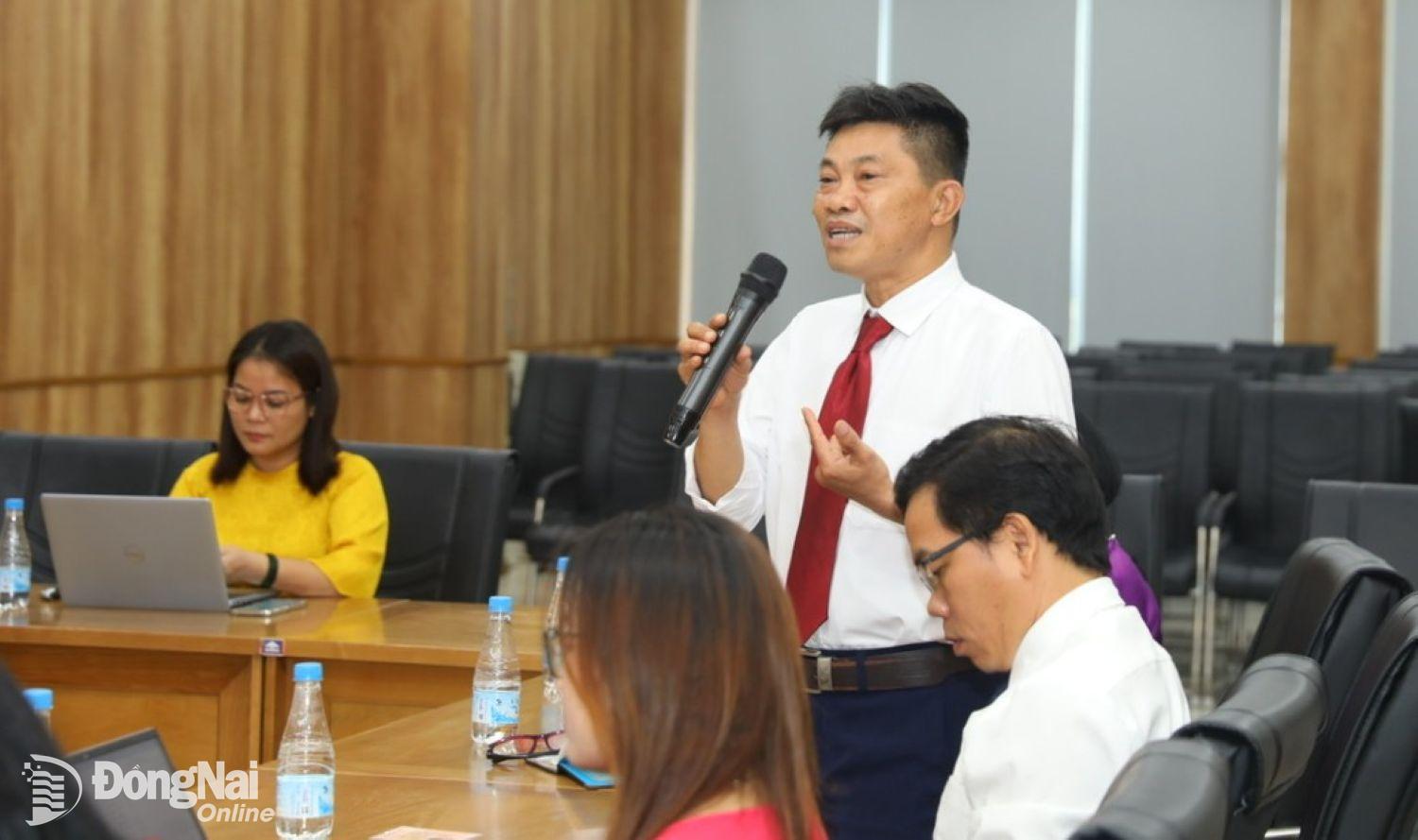 Đại biểu phát biểu tham luận đóng góp các dự thảo văn kiện. Ảnh: Huy Anh