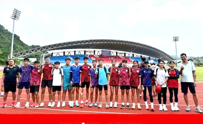 Các vận động viên điền kinh trẻ Đồng Nai chụp hình lưu niệm trước sân vận động tỉnh Lai Châu. 