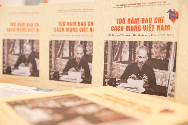 Sách ảnh song ngữ 100 năm báo chí cách mạng Việt Nam. Ảnh: TTXVN