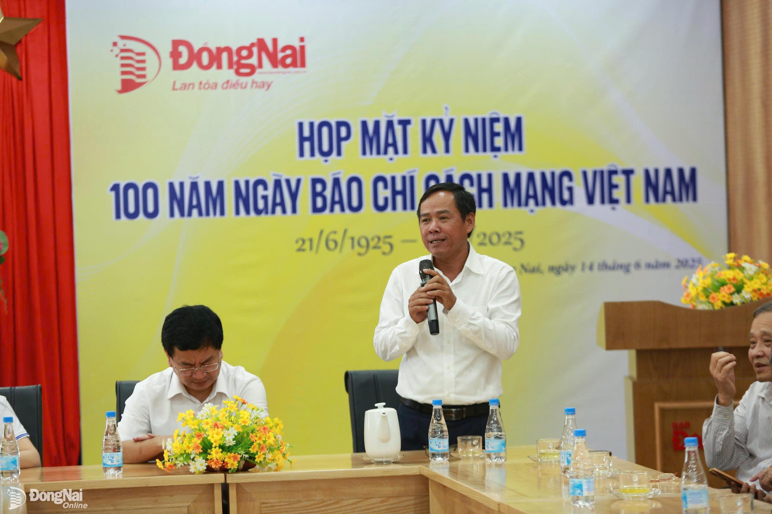 Phó Tổng Biên tập Báo Đồng Nai Đinh Kim Tuấn phát biểu tại buổi họp mặt. Ảnh: Huy Anh