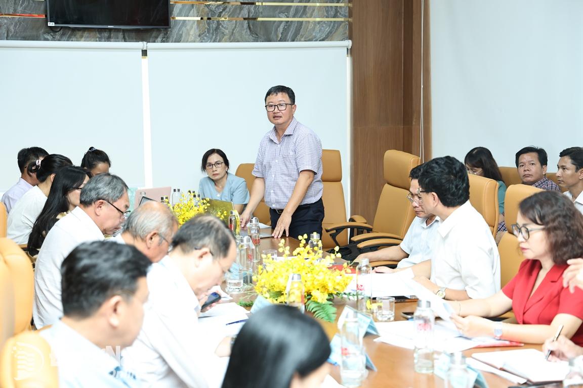 Trưởng phòng thư ký xuất bản Đài phát thanh truyền hình và báo Bình Phước phát biểu tại buổi họp. Ảnh: Công Nghĩa 