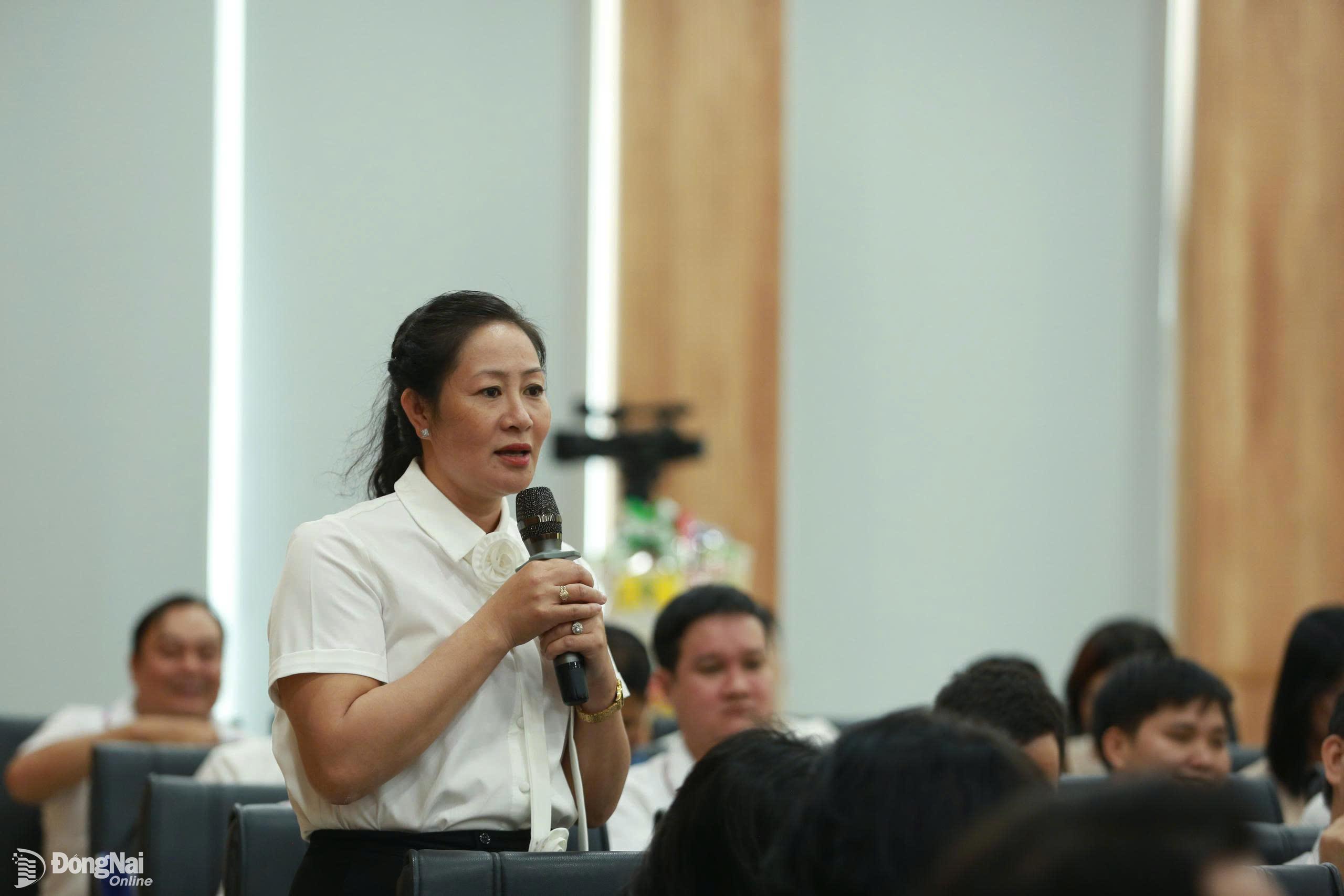 Cộng tác viên phát biểu cảm nghĩ tại buổi họp mặt. Ảnh: Huy Anh