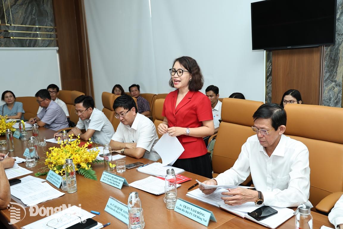 Giám đốc, tổng biên tập Đài phát thanh truyền hình Bình Phước Nguyễn Thị Minh Nhâm trao đổi các nội dung liên quan đến công tác hợp nhất các cơ quan báo đài 2 tỉnh. Ảnh: Công Nghĩa 