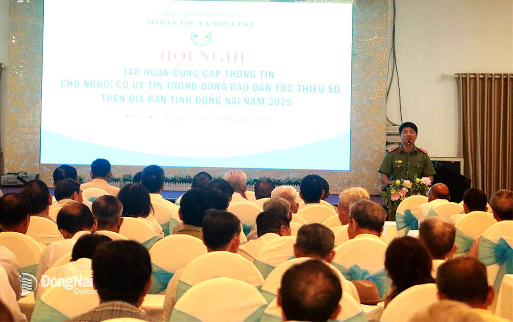 Người có uy tín trong đồng bào dân tộc thiểu số trên địa bàn tỉnh Đồng Nai tham gia hội nghị
tập huấn do Sở Dân tộc và tôn giáo tổ chức. Ảnh: S.Thao