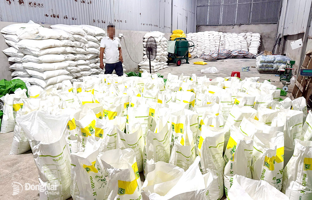 Hàng tấn phân bón giả được phát hiện tại địa bàn huyện Thống Nhất. Ảnh: CTV