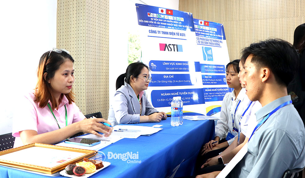 Người lao động tìm hiểu thông tin tuyển dụng của các doanh nghiệp Nhật Bản. Ảnh: T.Mộc