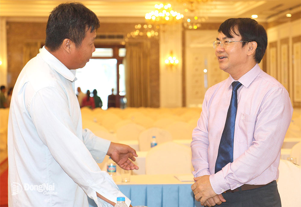 Giám đốc Sở Dân tộc và tôn giáo Nguyễn Văn Khang trao đổi cùng người có uy tín trong đồng bào dân tộc thiểu số tại Đồng Nai về đẩy mạnh chuyển đổi số và ứng dụng chuyển đổi số vào thực tiễn. 