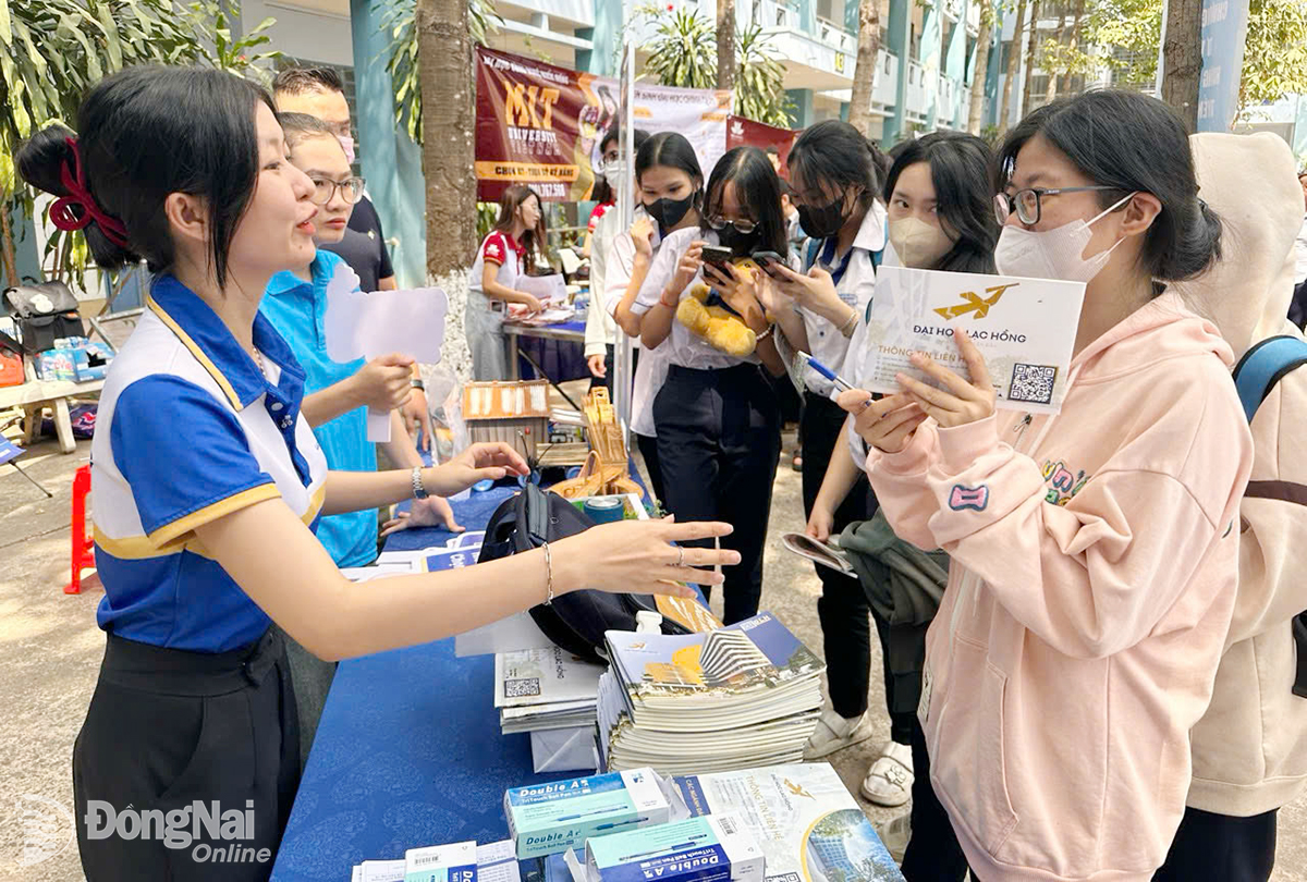 Học sinh Trường TH-THCS-THPT Đinh Tiên Hoàng (thành phố Biên Hòa) tham gia Chương trình Tư vấn hướng nghiệp, tuyển sinh do Báo Đồng Nai tổ chức năm 2024. Ảnh:C.Nghĩa

