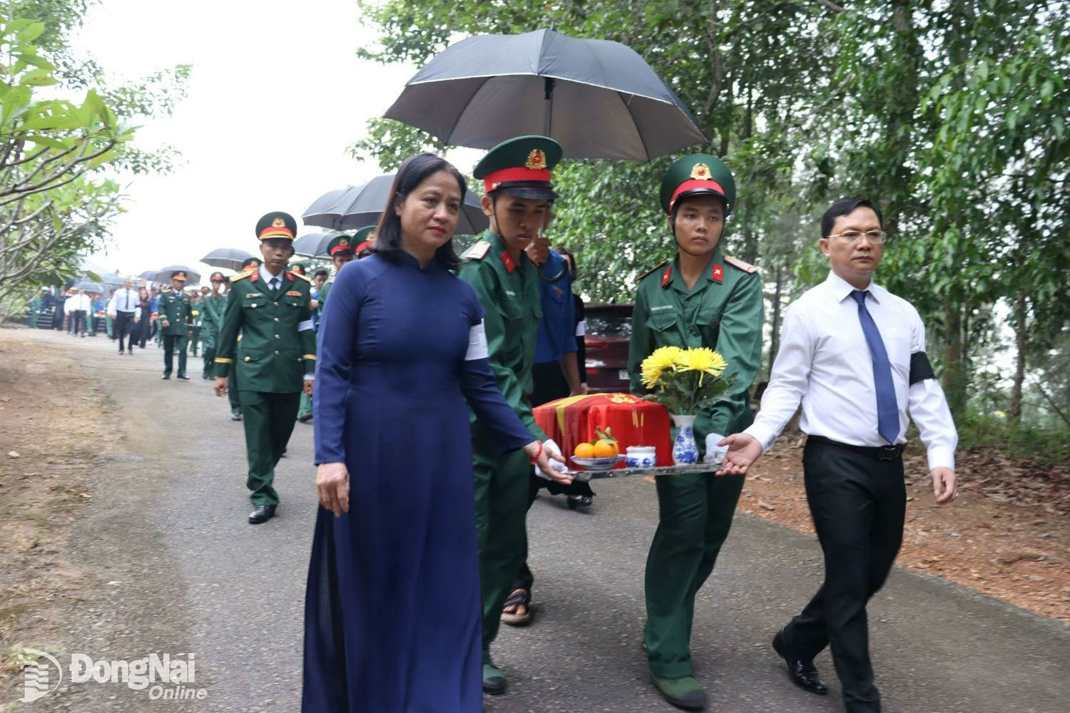 Phó giám đốc Sở Nội vụ tỉnh Đồng Nai Đoàn Thị Thu Thủy và lãnh đạo tỉnh Bình Phước thực hiện nghi thức di quách an táng hài cốt liệt sĩ. Ảnh: Nguyệt Hà