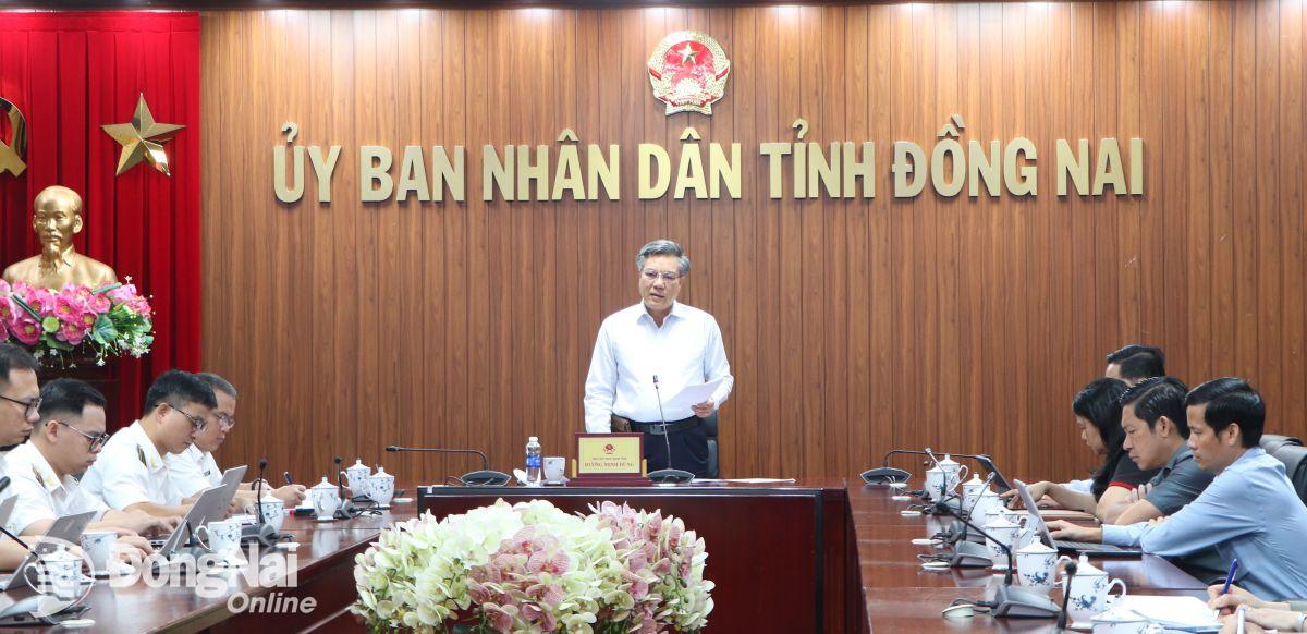 Phó chủ tịch UBND tỉnh Dương Minh Dũng phát biểu về công tác chuẩn bị của tỉnh tại buổi họp trực tuyến. Ảnh: Ngọc Liên