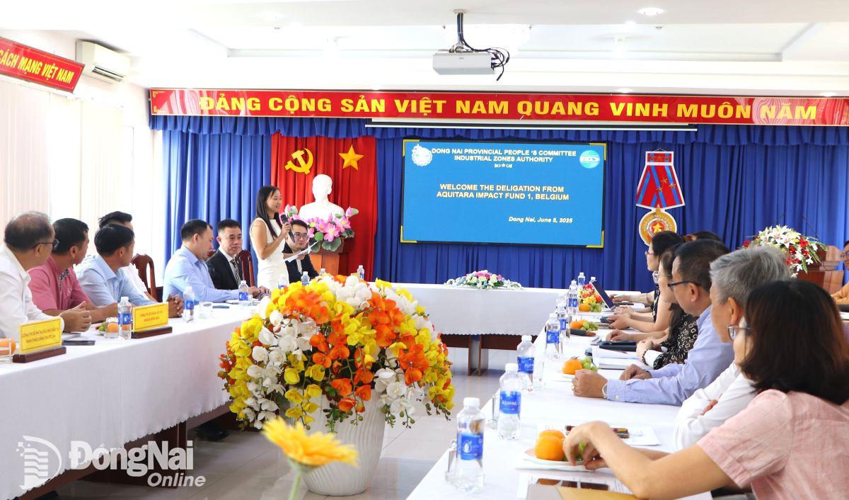 Buổi làm việc giữa Quỹ Aquitara với BQL các KCN tỉnh và sở, ngành. Ảnh: Ngọc Liên