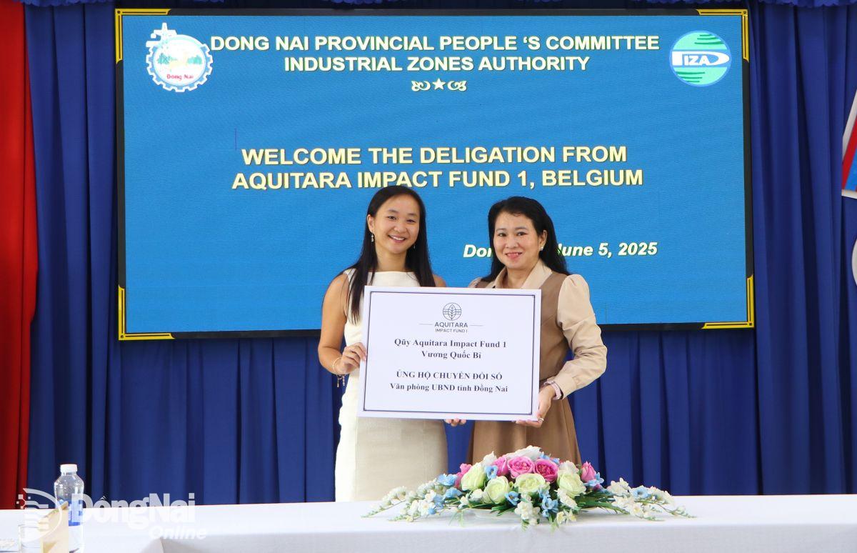 Quỹ Aquitara ủng hộ chuyển đổi số UBND tỉnh. Ảnh: Ngọc Liên