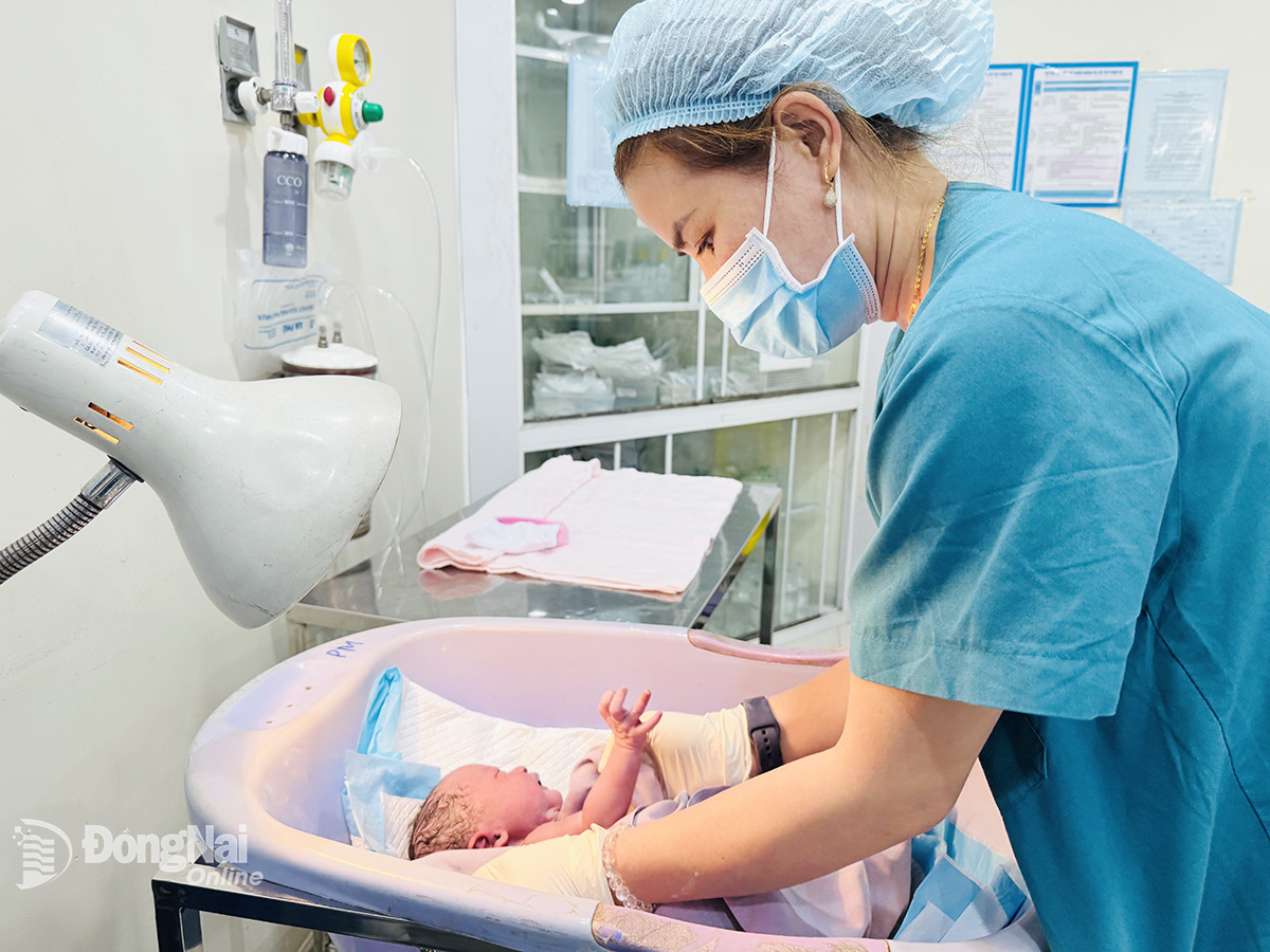 Một em bé mới chào đời được nhân viên y tế Bệnh viện Đa khoa Thống Nhất chăm sóc. Ảnh: H.Dung
