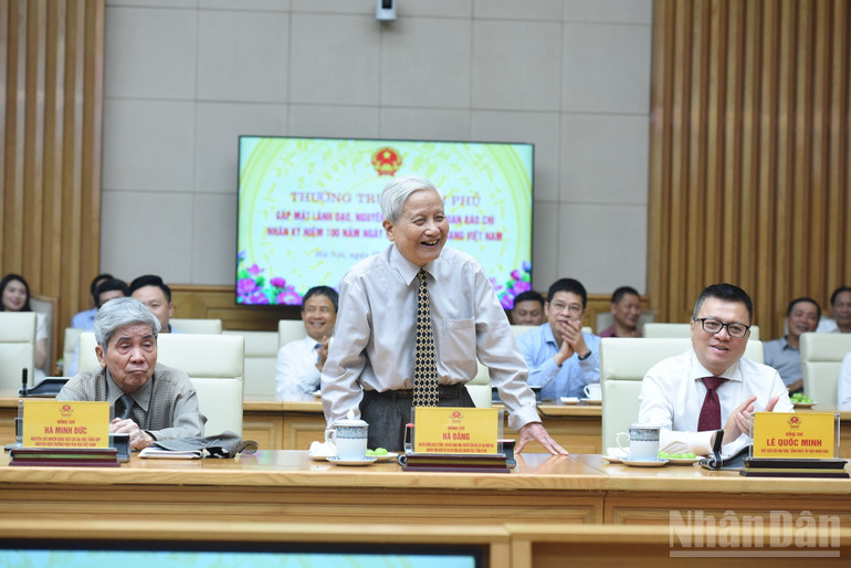 Nhà báo lão thành Hà Đăng phát biểu ý kiến. Ảnh: Trần Hải