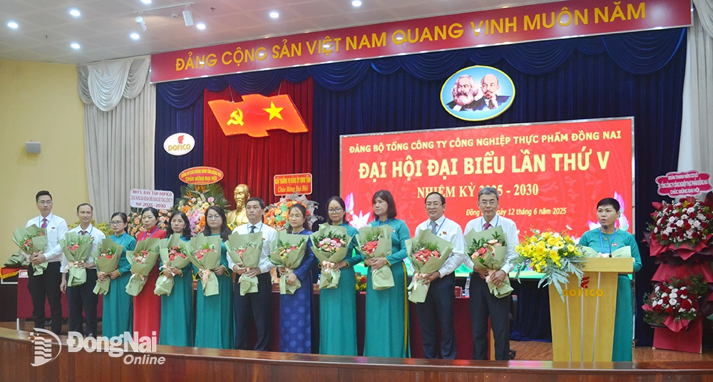 Ban chấp hành Đảng bộ Tổng công ty Công nghiệp thực phẩm Đồng Nai ra mắt đại hội. Ảnh: Phương Hằng