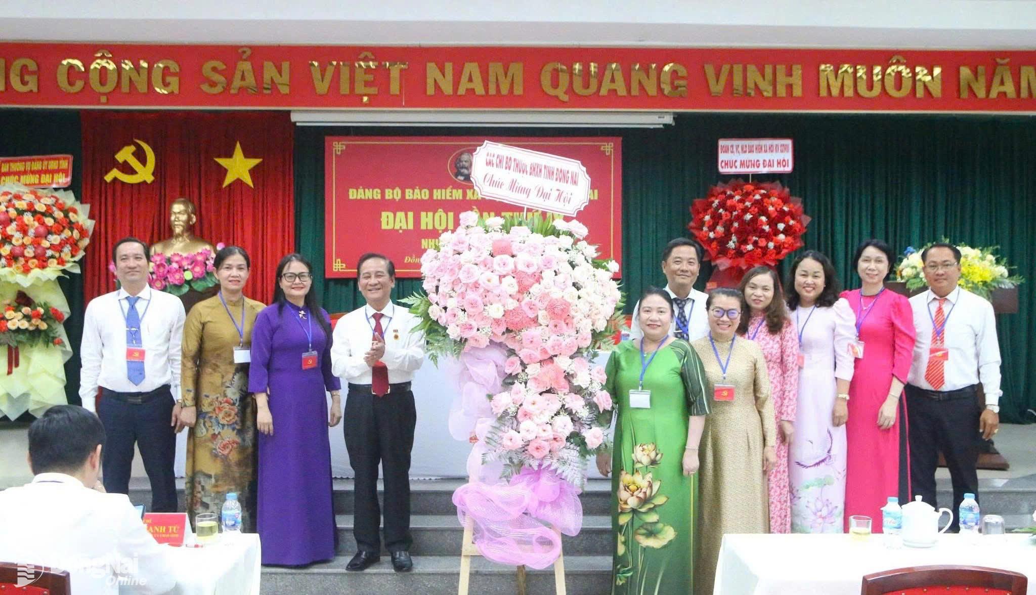 Các chi bộ trực thuộc Đảng bộ Bảo hiểm xã hội Đồng Nai tặng hoa chúc mừng đại hội. Ảnh: Mai Minh