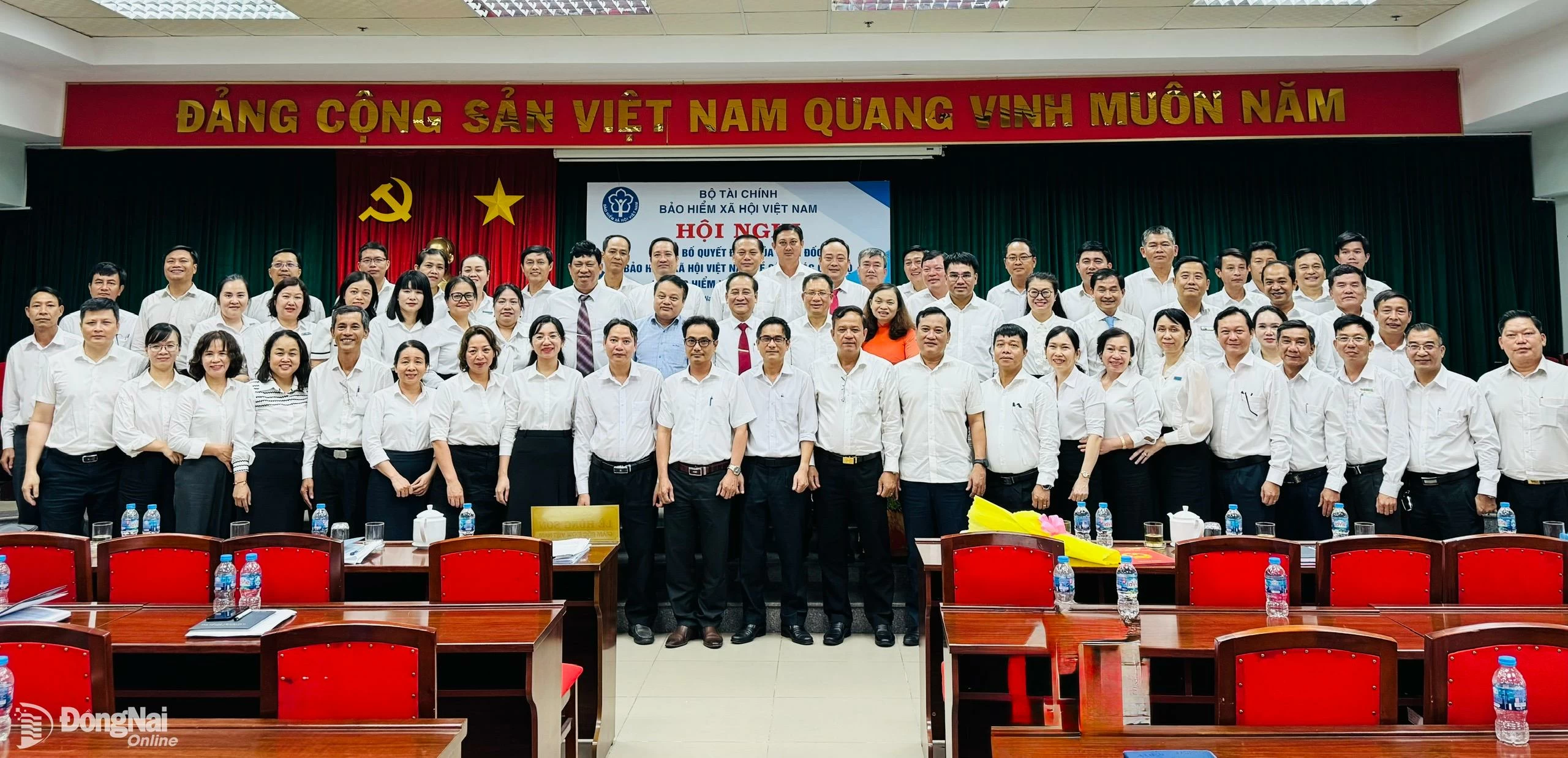 Tập thể cán bộ lãnh đạo, các phòng nghiệp vụ, các địa phương của Bảo hiểm xã hội khu vực XXVIII chụp hình lưu niệm cùng lãnh đạo Bảo hiểm xã hội Việt Nam tại buổi làm việc chiều 30-5. Ảnh: Hạnh Dung