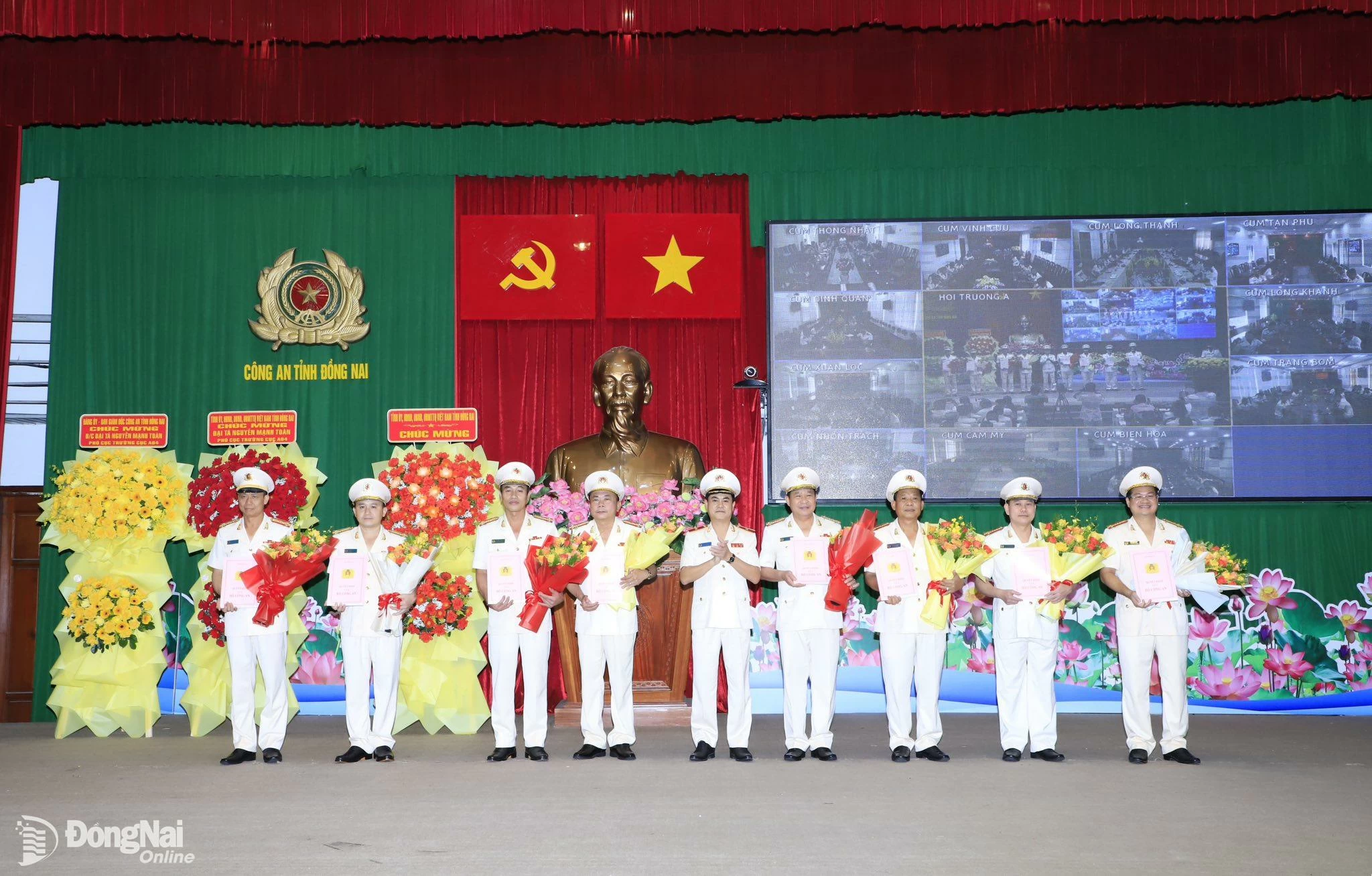 Giám đốc Công an tỉnh tặng hoa chúc mừng các Phó giám đốc Công an tỉnh. Ảnh: Công an tỉnh