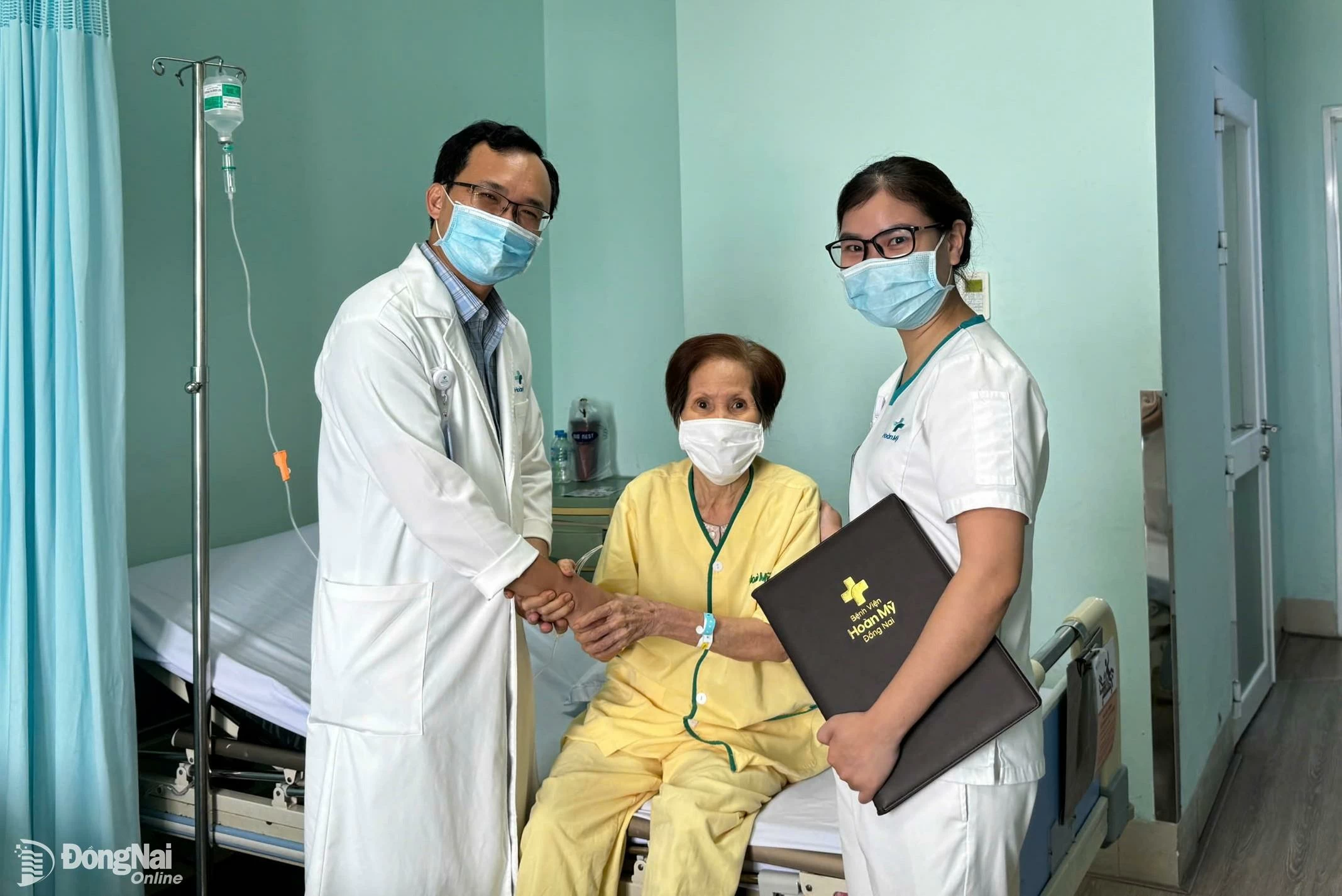 Bệnh nhân cảm ơn bác sĩ đã giúp bà vượt qua ca phẫu thuật rất khó. Ảnh: Nga Trần
