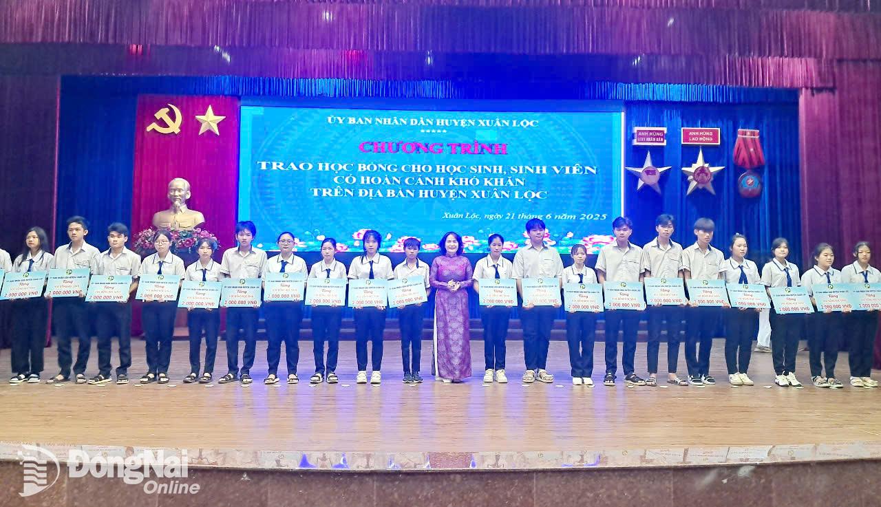 Chủ tịch UBND huyện Xuân Lộc Nguyễn Thị Cát Tiên trao học bổng cho học sinh, sinh viên có hoàn cảnh khó khăn. Ảnh: Tuệ Lâm