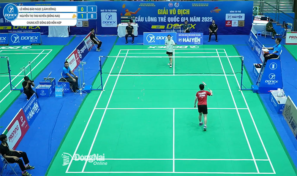 Sự xuất sắc của Nguyễn Thị Thu Huyền (áo trắng) không thể giúp Đồng Nai có được ngôi vô địch nội dung đồng đội nam nữ hỗn hợp tại Giải vô địch cầu lông trẻ quốc gia 2025. Ảnh chụp màn hình