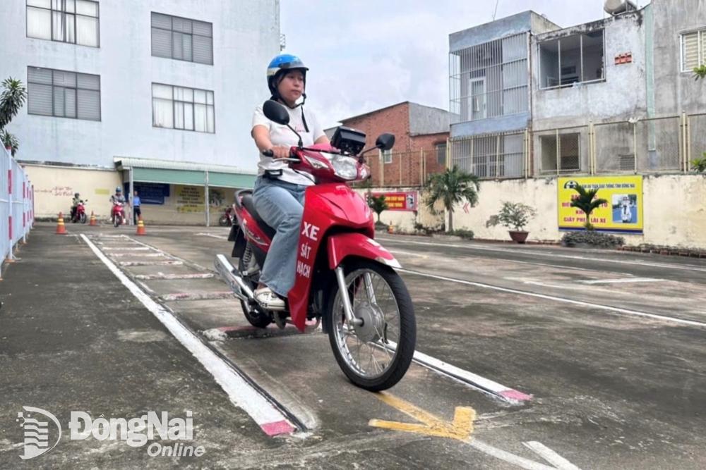 Thí sinh thực hiện phần thi thực hành điều khiển xe máy. Ảnh: Hoàng Lan  