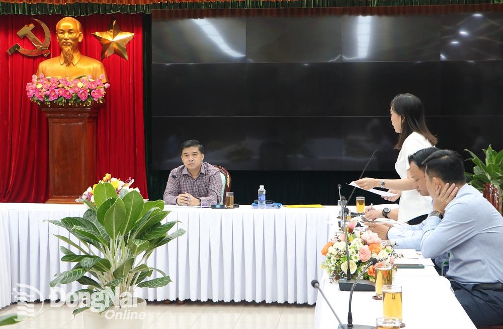 Đại diện Văn phòng UBND tỉnh báo cáo tại buổi làm việc. Ảnh: Phạm Tùng