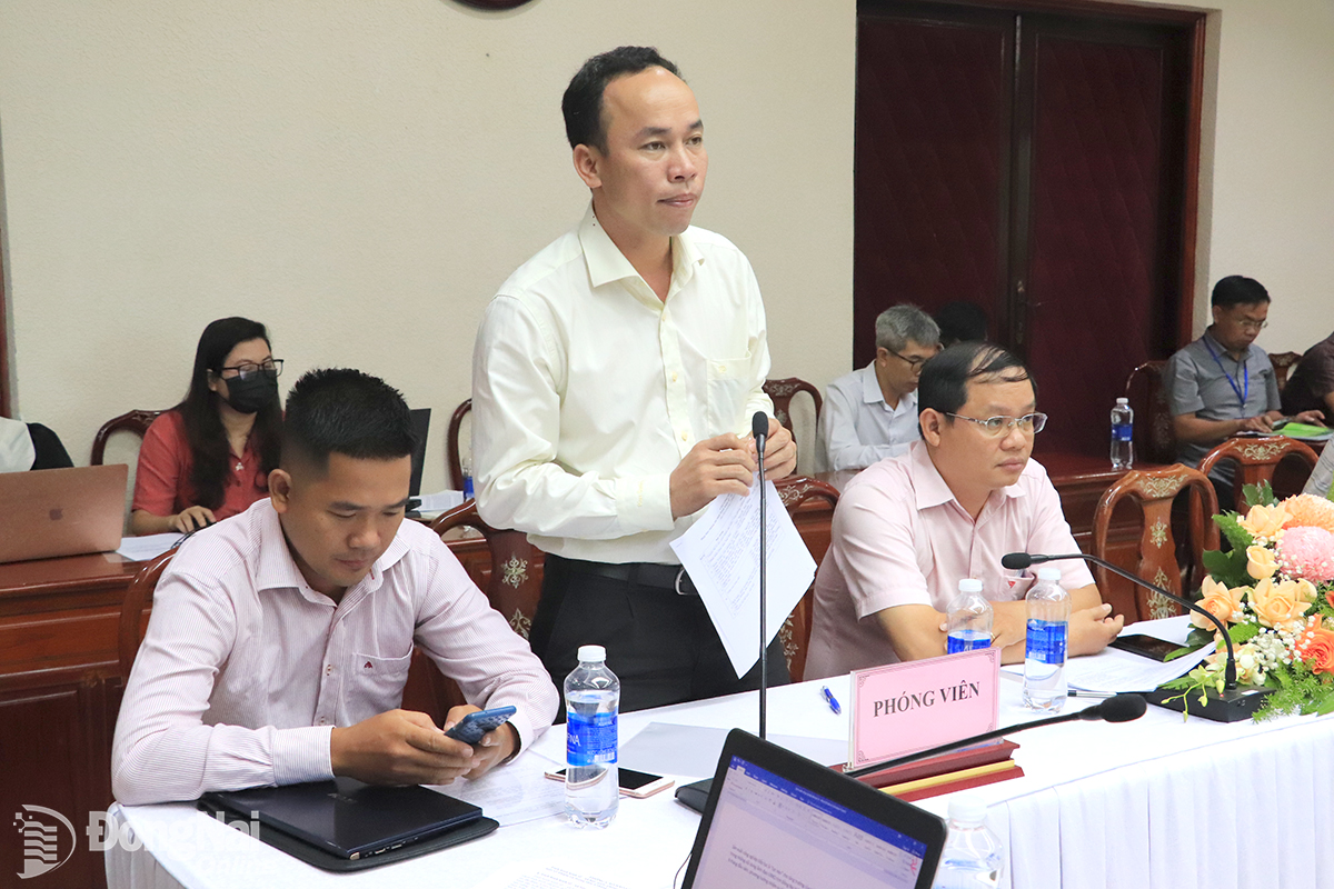 Nhà báo Thiên Vương Báo Nhân Dân, trao đổi vấn đề về kinh tế tại họp báo do UBND tỉnh tổ chức.