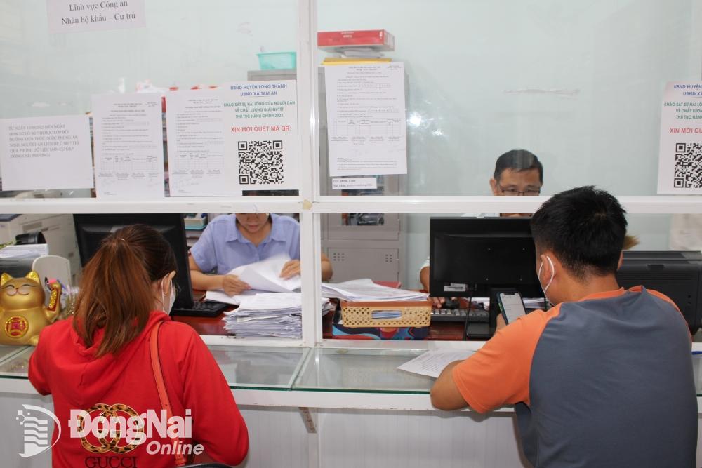 Cán bộ, công chức xã Tam An (huyện Long Thành) giải quyết thủ tục hành chính cho người dân. Ảnh: H.Thảo