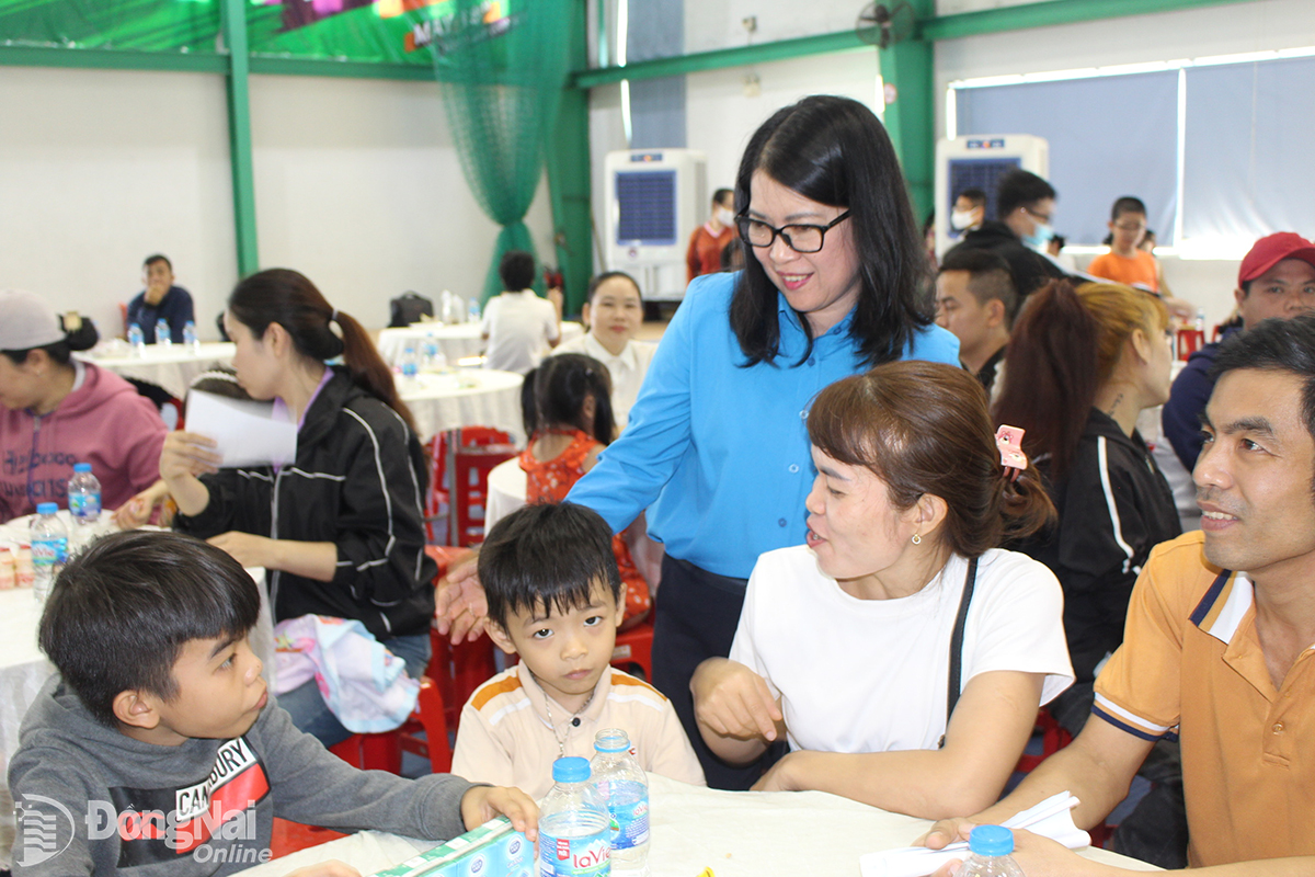 Chủ tịch Liên đoàn Lao động tỉnh Nguyễn Thị Như Ý hỏi thăm đời sống công nhân tại buổi họp mặt gia đình công nhân hoàn cảnh khó khăn đầu năm 2025. Ảnh: T.My