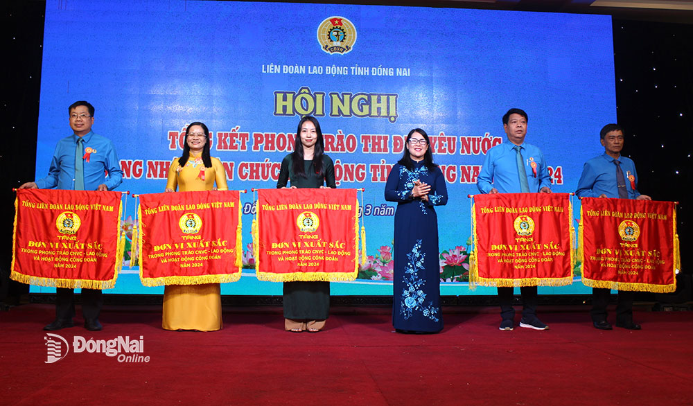 Chủ tịch Liên đoàn Lao động tỉnh Nguyễn Thị Như Ý trao Cờ thi đua cho các đơn vị xuất sắc tại Hội nghị Tổng kết Phong trào Thi đua yêu nước trong công nhân viên chức lao động năm 2024 diễn ra vào tháng 3-2025. Ảnh: T. My