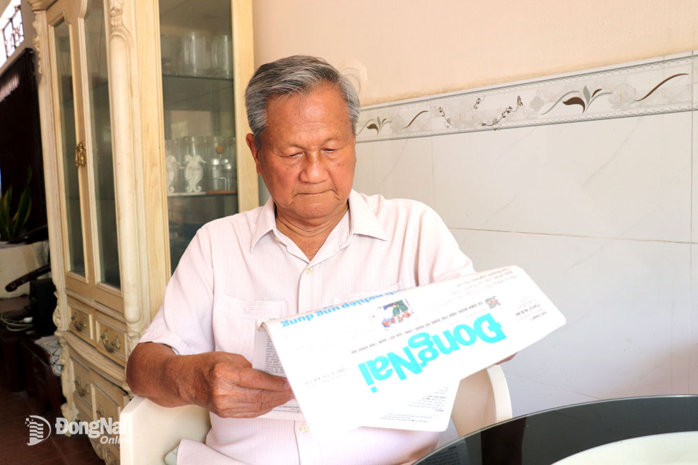 Nhà báo Nguyễn Thiện Nhựt, nguyên Tổng biên tập Báo Đồng Nai (giai đoạn 1987-2006), vẫn giữ thói quen đọc Báo Đồng Nai hàng ngày. Ảnh: H.Yến