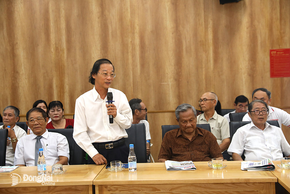 nhà báo Bùi Quang Huy (nguyên Phó trưởng phòng Tòa soạn, nguyên Phó trưởng ban Tuyên giáo Tỉnh ủy, nguyên Phó chủ tịch Ủy ban MTTQ Việt Nam tỉnh, nguyên Bí thư Đảng ủy Khối các cơ quan tỉnh) phát biểu tại buổi gặp mặt. Ảnh: Huy Anh