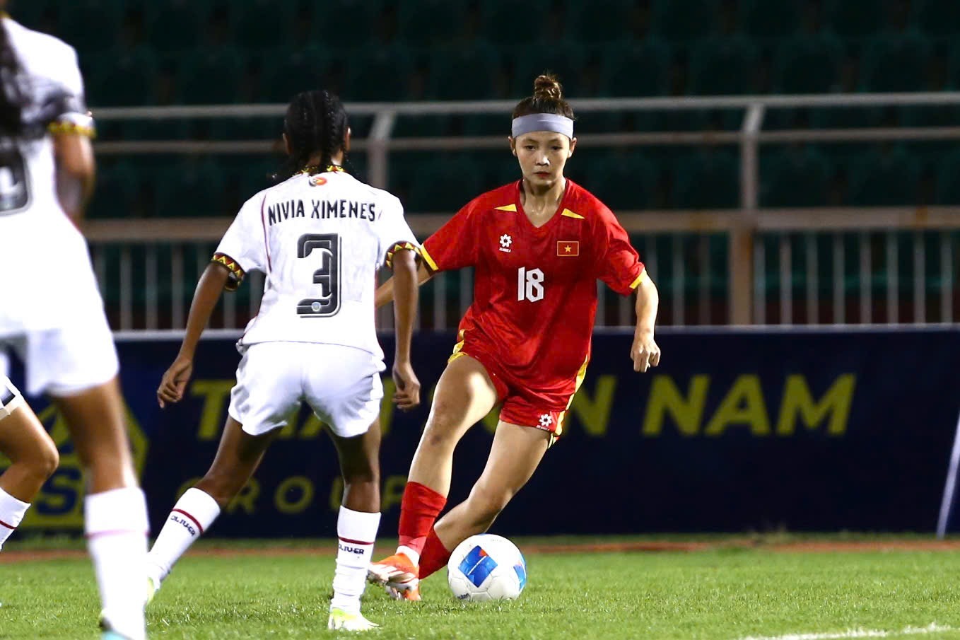 U.19 Việt Nam (áo đỏ) thắng đậm 6-0 trước U.19 nữ Timor Leste ở lượt trận thứ hai. Ảnh: VFF