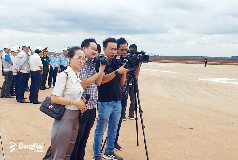 Phóng viên Báo Đồng Nai, Đài Phát thanh - truyền hình Đồng Nai tác nghiệp trên công trường thi công Dự án Cảng hàng không quốc tế Long Thành vào tháng 6-2025. Ảnh: Đắc Nhân