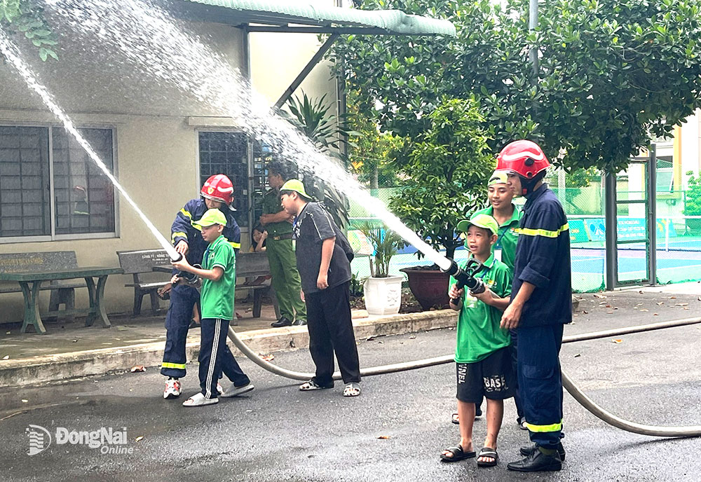 Các em học sinh trải nghiệm trong Chương trình Em làm chiến sĩ công an nhân dân năm 2025 do Nhà thiếu nhi Đồng Nai và Thành đoàn Biên Hòa phối hợp tổ chức. Ảnh: Nhà thiếu nhi