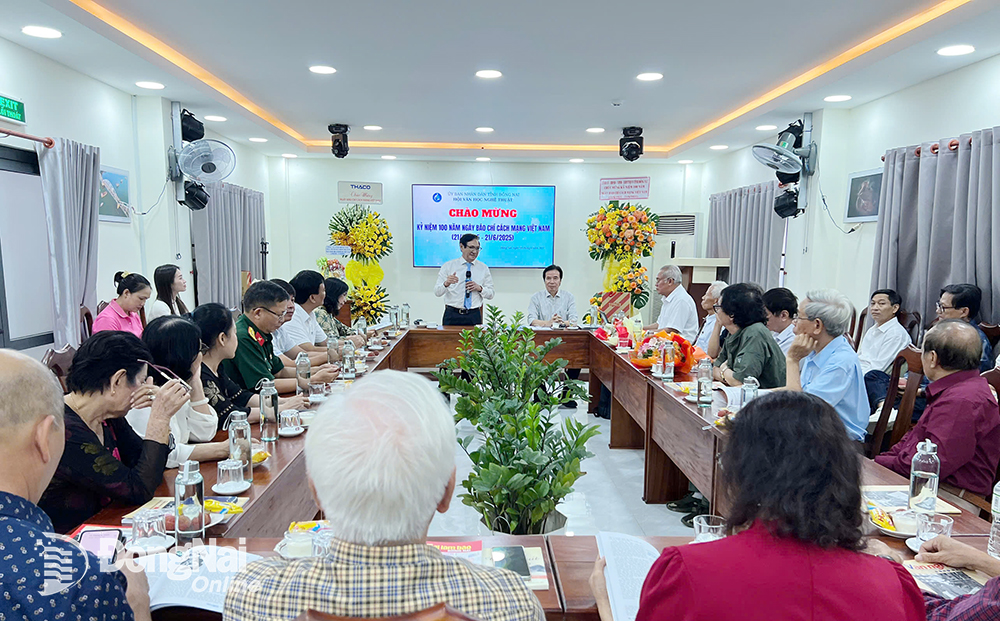 Quang cảnh buổi họp mặt kỷ niệm. Ảnh: Hoàng Long