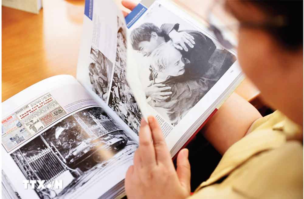 Bên trong cuốn sách ảnh.Ảnh: TTXVN