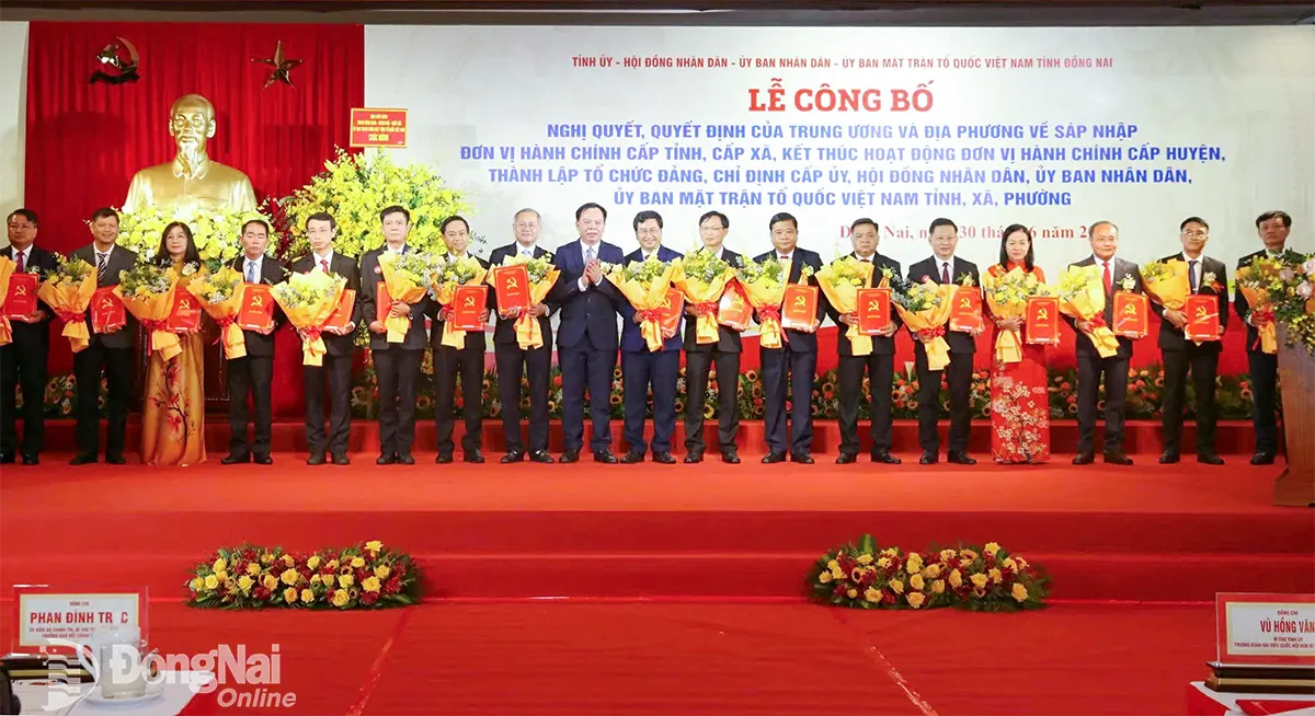 Đồng chí Võ Tấn Đức, Phó bí thư Tỉnh ủy, Chủ tịch UBND tỉnh Đồng Nai trao quyết định nhân sự chủ chốt các phường xã. Ảnh: Huy Anh