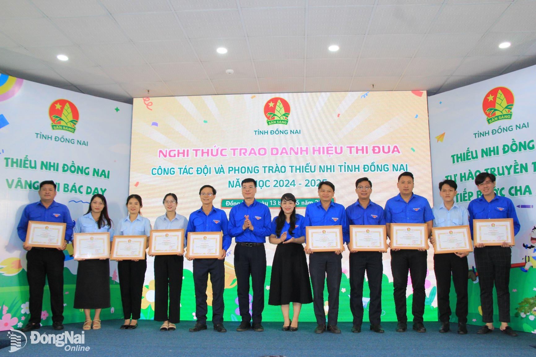 Phó bí thư thường trực Tỉnh đoàn Võ Văn Trung và Phó bí thư Tỉnh đoàn, Chủ tịch Hội đồng Đội tỉnh Nguyễn Trần Phương Hà trao bằng khen cho các tập thể có thành tích xuất sắc trong công tác Đội và phong trào thiếu nhi năm học 2024-2025. Ảnh: Nga Sơn