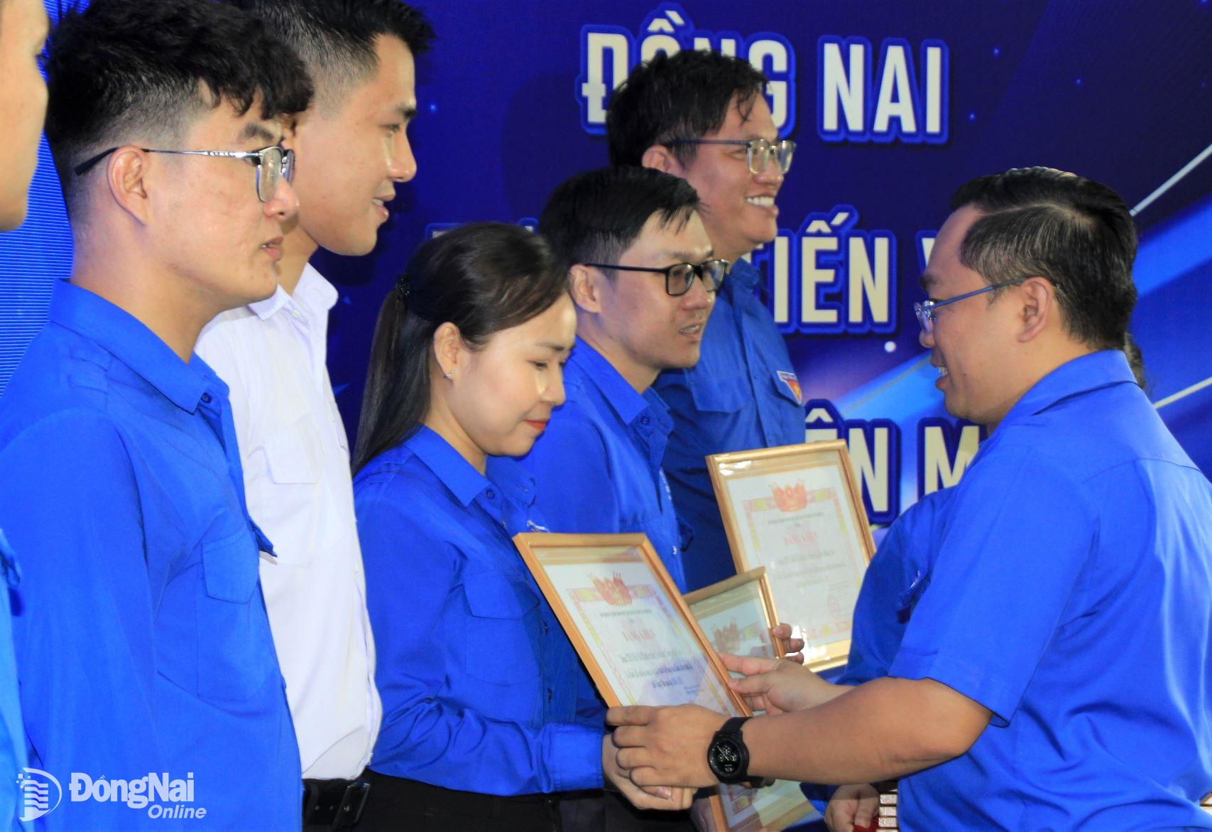 Bí thư Tỉnh đoàn Nguyễn Minh Kiên trao bằng khen cho các tập thể có thành tích xuất sắc trong công tác Đoàn và phong trào thanh niên năm học 2024-2025. Ảnh: Nga Sơn